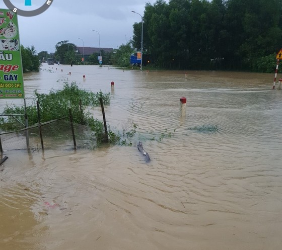 Many places isolated, flooded after Storm Noru's landing ảnh 12