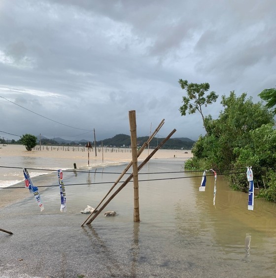 Many places isolated, flooded after Storm Noru's landing ảnh 16