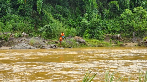 Floods sweep through highland district in Nghe An Province ảnh 3