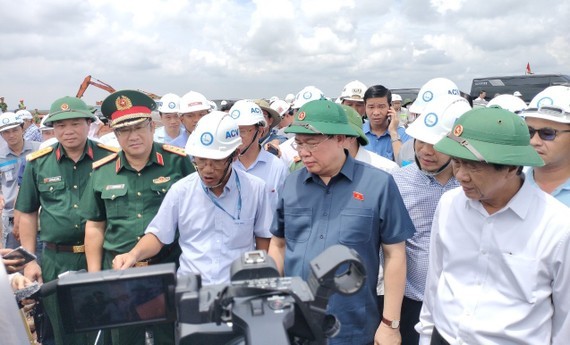 NA Chairman checks construction progress of Long Thanh Airport project ảnh 1