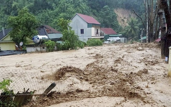 Floods sweep through highland district in Nghe An Province ảnh 1