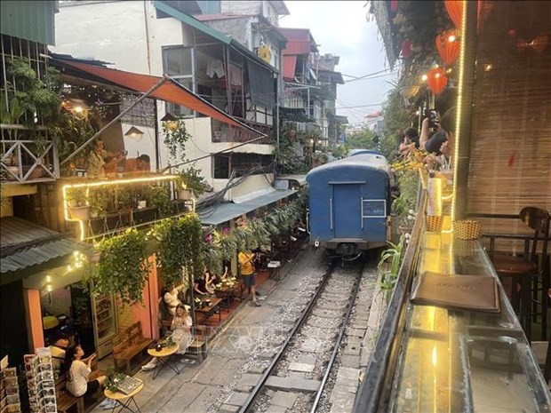 Authority maintains tough stance on safety violations on “railway café street" ảnh 2