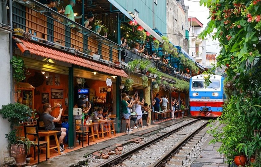 Authority maintains tough stance on safety violations on “railway café street" ảnh 1