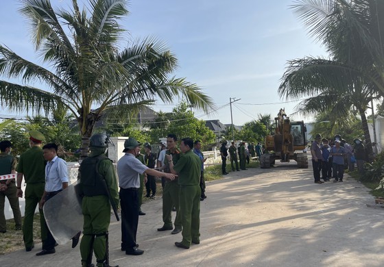 Phu Quoc coercively demolishes two out of 79 illegally-built villas  ảnh 2