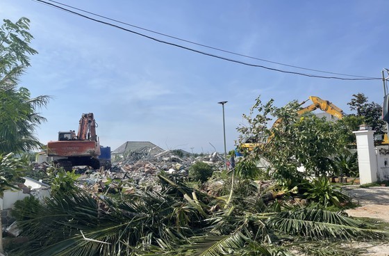 Phu Quoc coercively demolishes two out of 79 illegally-built villas  ảnh 4