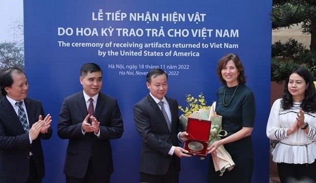 Vietnam receives historic artefacts from US ảnh 1