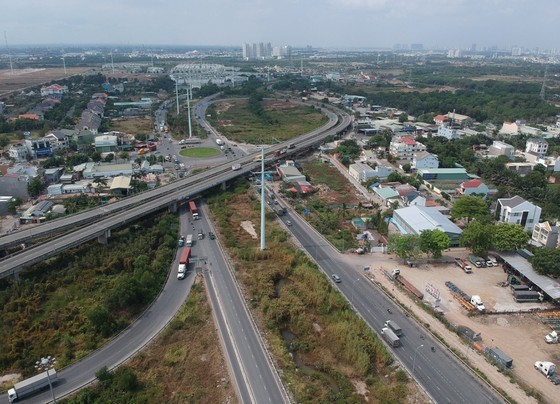 Unfinished ring roads in HCMC worsen traffic congestions ảnh 1