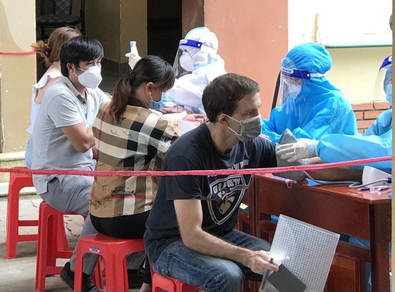 HCMC listing needy foreigners to vaccinate, deliver necessary support ảnh 1