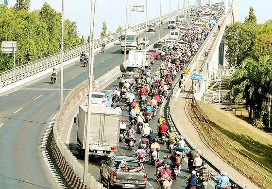 Heavy traffic flow to major cities after Tet holiday ảnh 1