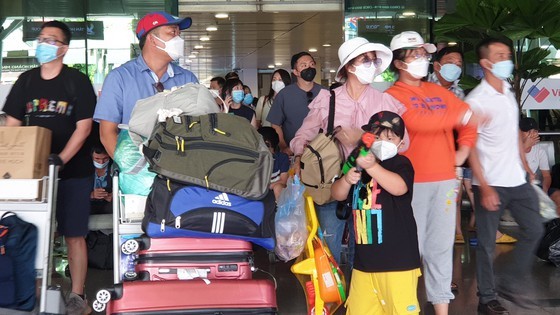 Last day of long holiday: Heavy traffic at all gateways to HCMC ảnh 2