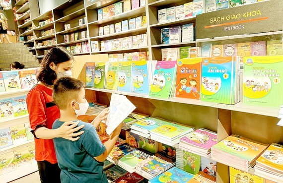 Parents faced with financial burden on textbook purchasing for new school year ảnh 1