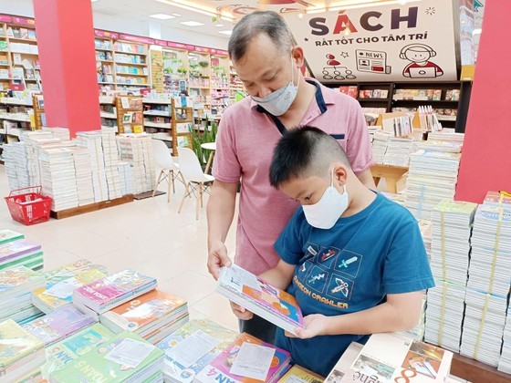 Parents faced with financial burden on textbook purchasing for new school year ảnh 2