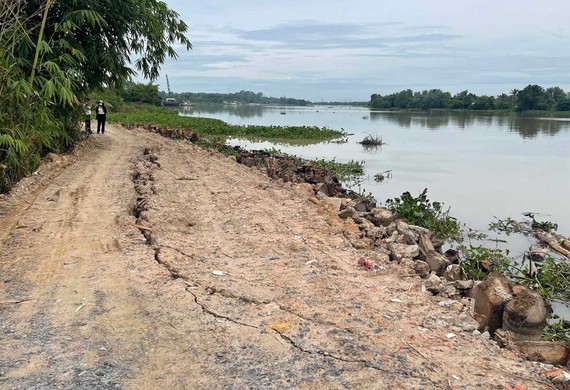 Saigon riverbank erosion arousing deep anxiety in local residents ảnh 2