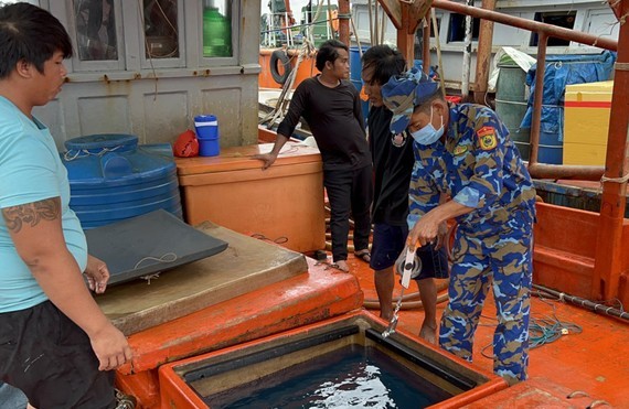 2 fishing boats caught carrying DO oil without invoice near Tho Chu Island ảnh 1