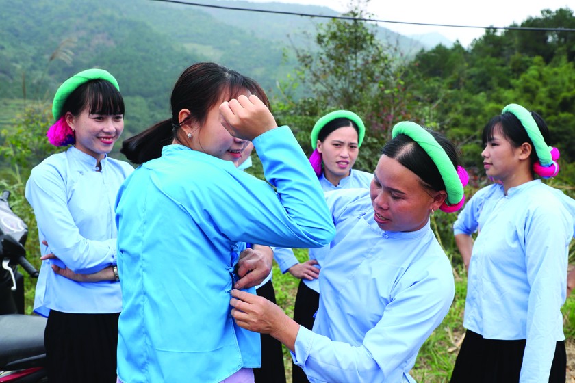 Female ethnic footballers at Huc Dong ảnh 4