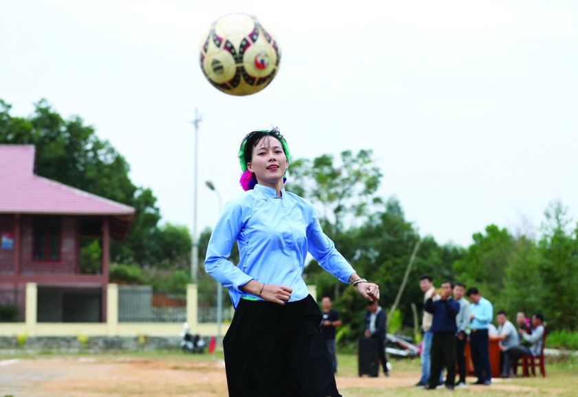 Female ethnic footballers at Huc Dong ảnh 3