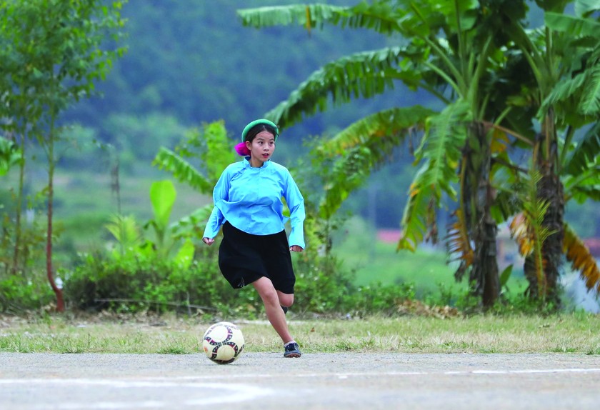 Female ethnic footballers at Huc Dong ảnh 6