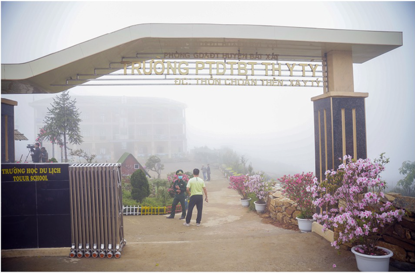 “Rhododendron school” a tourism hit in Lao Cai ảnh 3