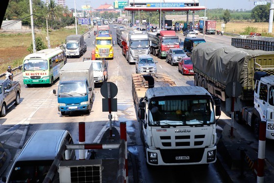 Severe traffic jams, road accidents plague major national route ảnh 1