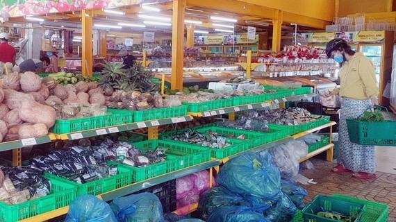Sporadic goods allocation hampers shopping ticket use in HCMC ảnh 1