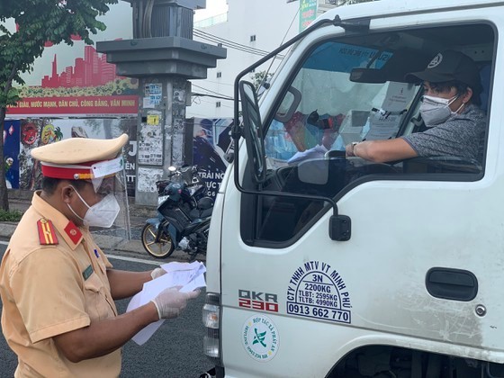 HCMC sees successful first day of military-manned travel restrictions ảnh 4