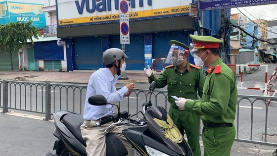 HCMC sees successful first day of military-manned travel restrictions ảnh 7