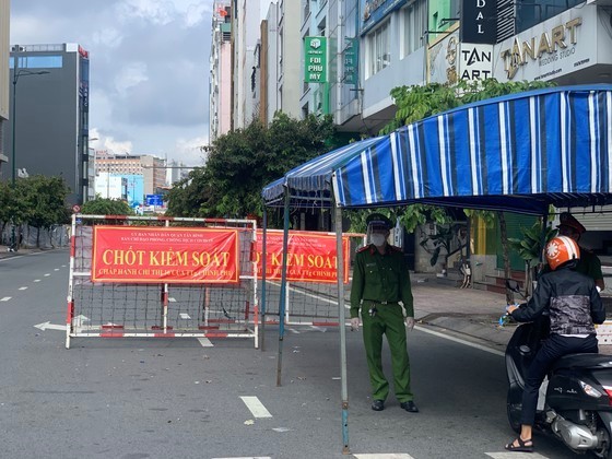 HCMC sees successful first day of military-manned travel restrictions ảnh 8