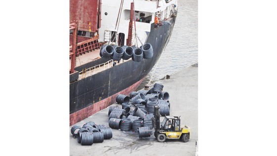 Imported steel floods into Vietnam ảnh 1