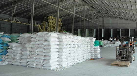 Sticky rice exporters need urgent measures to resolve difficultiesLong An Province has recently asked the Ministry of Industry and Trade to propose the Prime Minister to allow the unlimited export of glutinous rice to reduce the high inventory for en ảnh 1