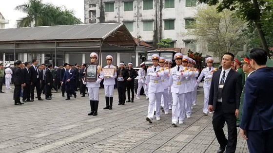Funeral procession of former State President Le Duc Anh begins ảnh 3