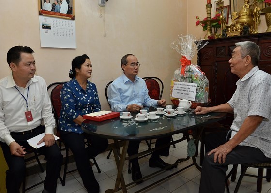 HCMC leaders pay tribute to heroes, fallen soldiers ảnh 2