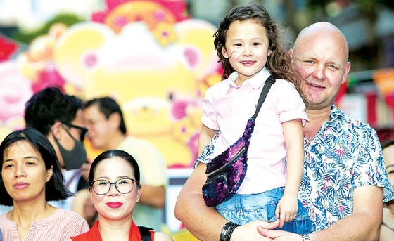 Foreigners enjoy Vietnam's traditional Tet holiday ảnh 6