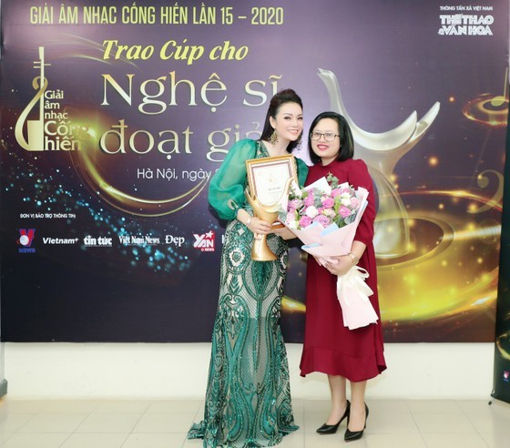 Pop singer Hoang Thuy Linh sets record at 2020 Devotion Music Awards ảnh 3