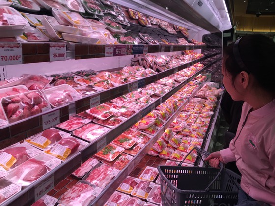 Pig price falls to VND70,000 per kilo ảnh 1