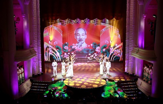 Art performance celebrates President Ho Chi Minh’s birth in HCMC ảnh 1