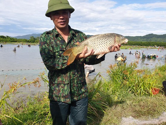 Locals flock to hundred-year-old fishing festival ảnh 9