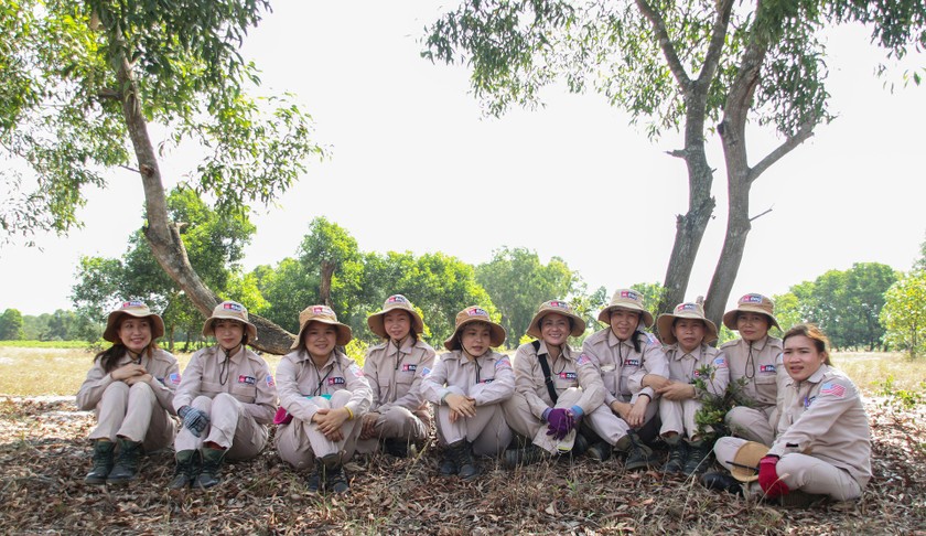 Vietnam’s unique female team reclaims mine-contaminated land ảnh 14