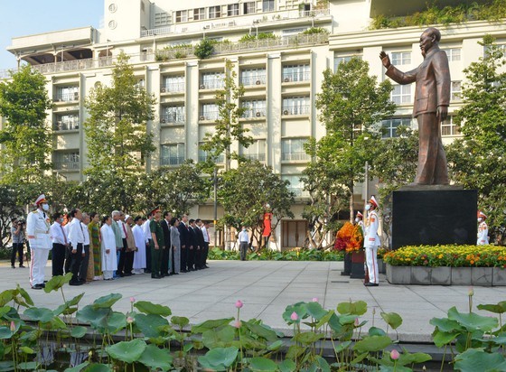 HCMC leaders express gratitude for late Presidents on National Day ảnh 7