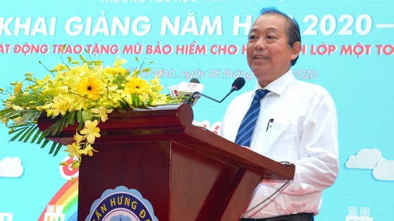 Deputy PM launches action month for traffic safety for students to go to school ảnh 2