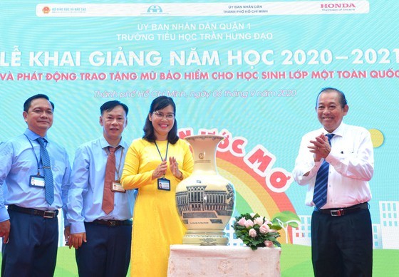 Deputy PM launches action month for traffic safety for students to go to school ảnh 4