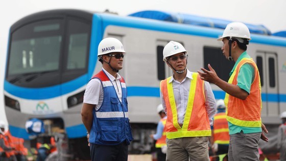 Metro coaches placed on tracks ảnh 3