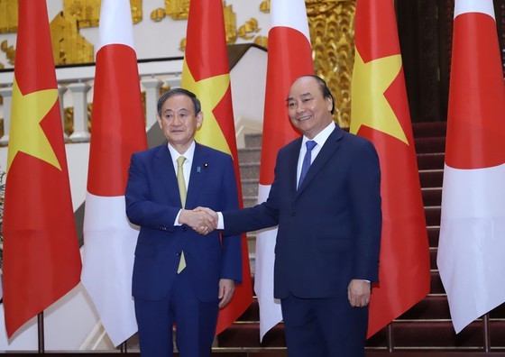 PM Nguyen Xuan Phuc chairs welcome ceremony for his Japanese counterpart ảnh 12