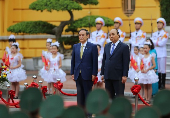 PM Nguyen Xuan Phuc chairs welcome ceremony for his Japanese counterpart ảnh 2