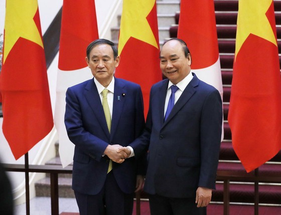 PM Nguyen Xuan Phuc chairs welcome ceremony for his Japanese counterpart ảnh 3