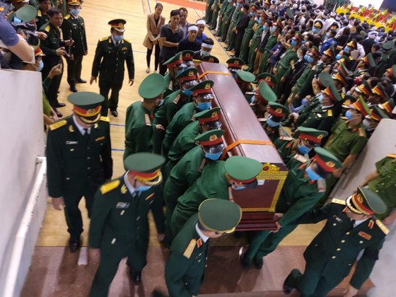 Memorial service held for 22 soldiers buried by landslide  ảnh 15