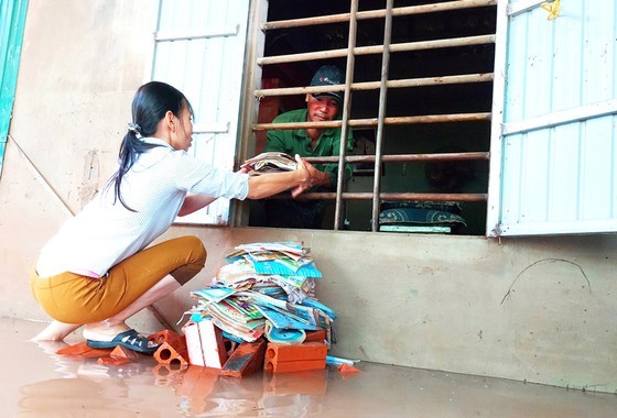 People nationwide extends solidarity with flood victims ảnh 2