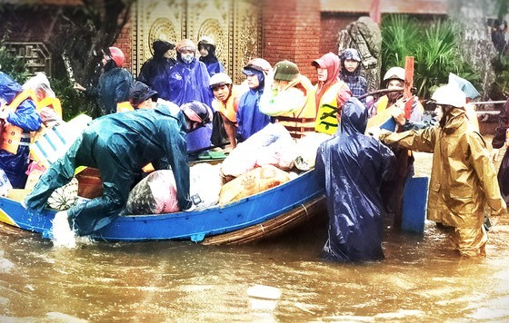 People nationwide extends solidarity with flood victims ảnh 8