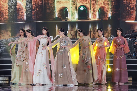 Do Thi Ha wins Miss Vietnam 2020 crown ảnh 6