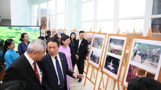 Exhibition on photos, documentary films on ASEAN Community opens in Binh Phuoc ảnh 1