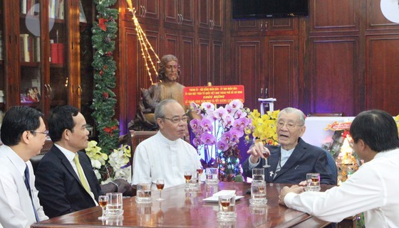 HCMC leaders extend Christmas greetings to Catholics ảnh 3